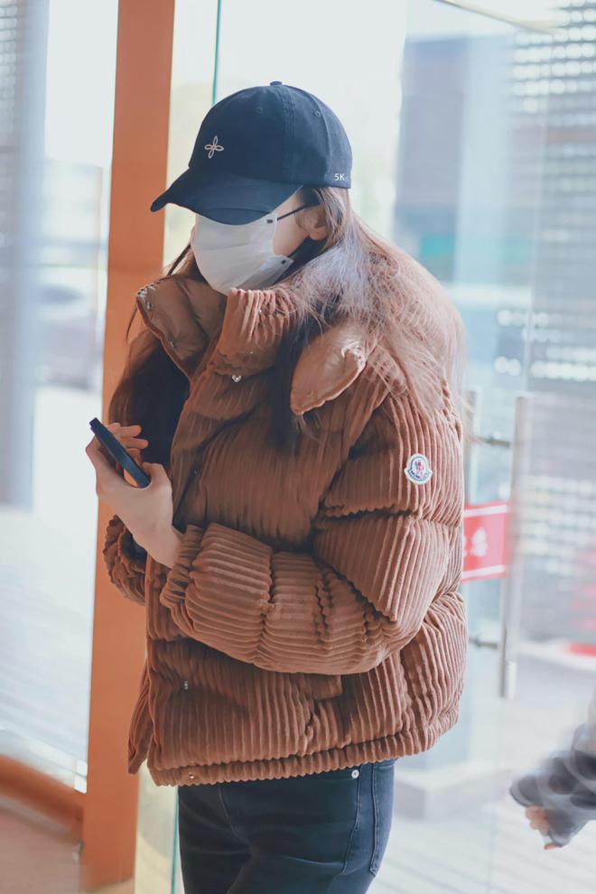 悟了：羽绒服搭牛仔裤、小白鞋时髦减龄AG真人游戏地址看了娜扎上班穿搭我(图2)