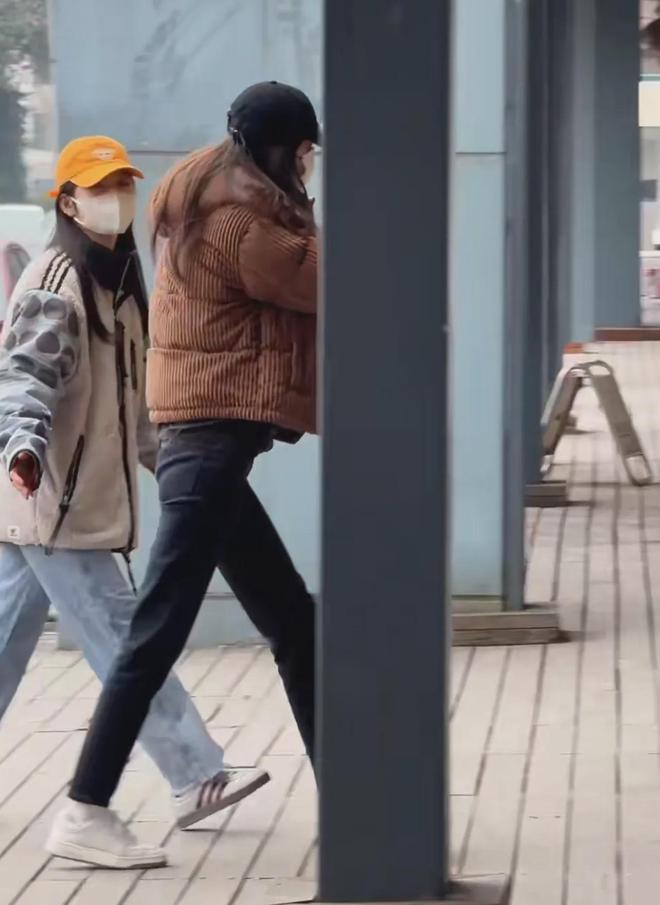 悟了：羽绒服搭牛仔裤、小白鞋时髦减龄AG真人游戏地址看了娜扎上班穿搭我(图4)