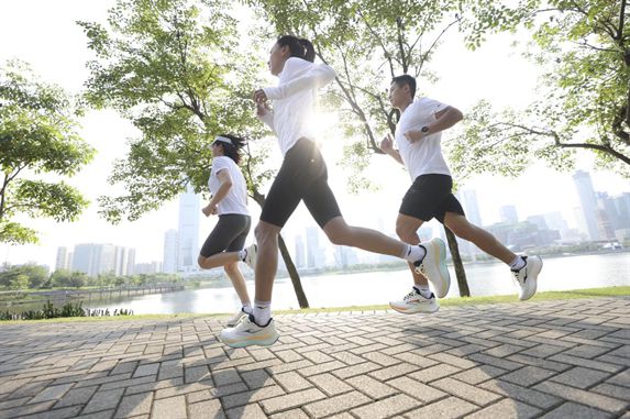 物！鸿星尔克公园跑鞋赋能国动新动能AG真人app入选2024年度好(图4)