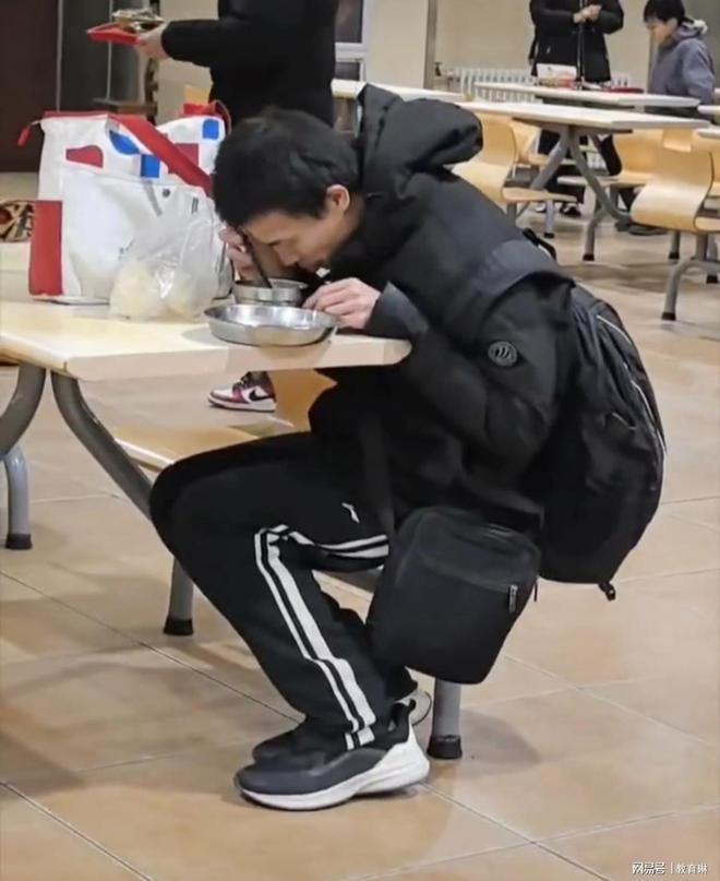 牌食物还是老三样网友：有女朋友了AG真人平台韦东奕换新衣了还是名(图5)