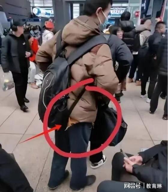 牌食物还是老三样网友：有女朋友了AG真人平台韦东奕换新衣了还是名(图2)