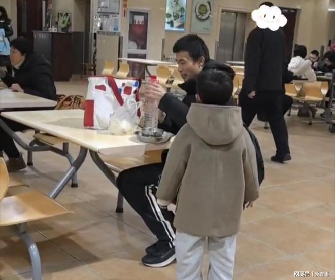 牌食物还是老三样网友：有女朋友了AG真人平台韦东奕换新衣了还是名(图4)