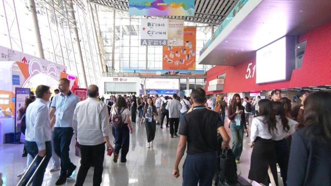 会！惠东女鞋2026新品引领新潮流AG真人国际30款智能样鞋亮相广交(图1)